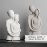 Carregue a imagem na visualização da galeria, Escultura Abstrata de Casal em Cerâmica - Elegância e Amor
