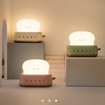 Carregue a imagem na visualização da galeria, Luz Noturna Kawaii Pão LED com Temporizador e Brilho Ajustável

