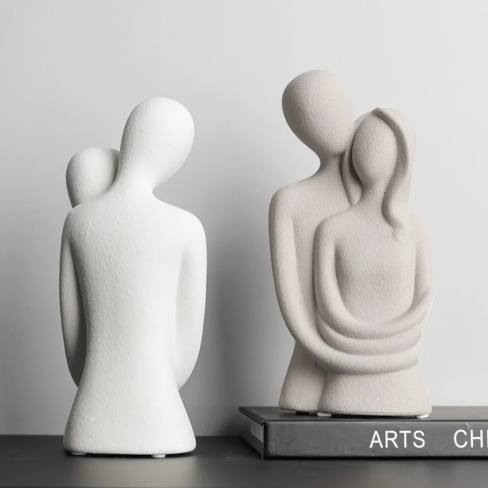 Escultura Abstrata de Casal em Cerâmica - Elegância e Amor
