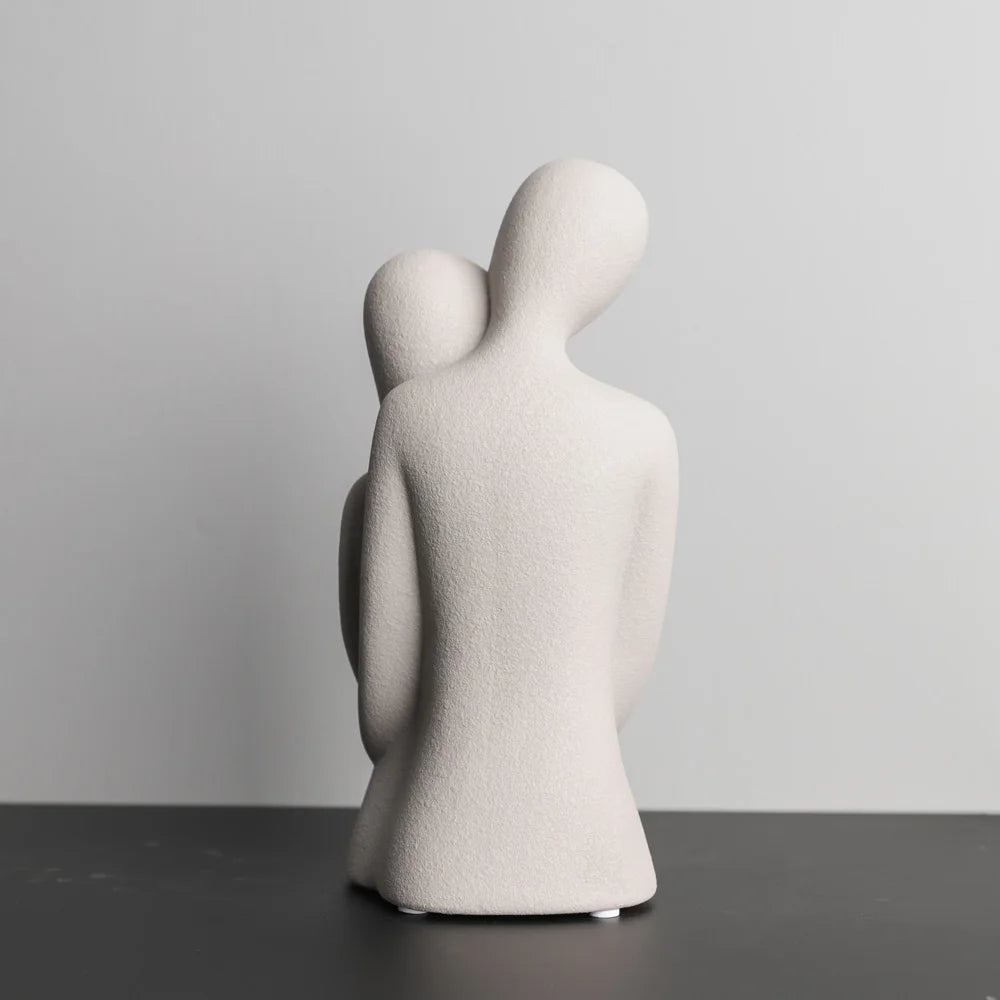 Escultura Abstrata de Casal em Cerâmica - Elegância e Amor