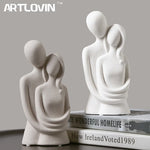 Carregue a imagem na visualização da galeria, Escultura Abstrata de Casal em Cerâmica - Elegância e Amor
